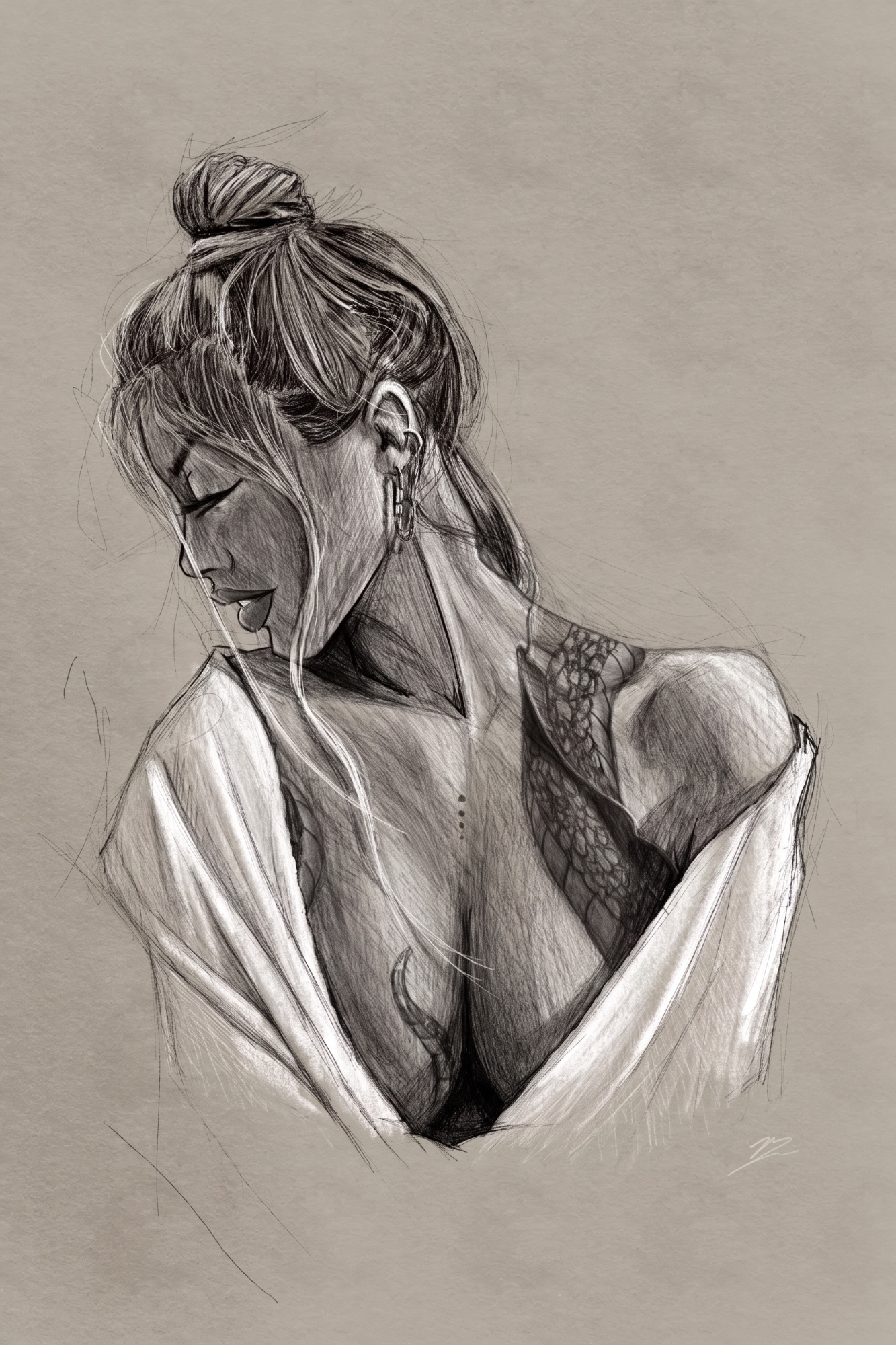 Dessin au graphite sur fond kraft : buste de femme de trois quarts, yeux clos, chignon haut et frange, chemise blanche glissée des deux épaules, tatouage de dentelle sur l'épaule. Tableau en caisse américaine.