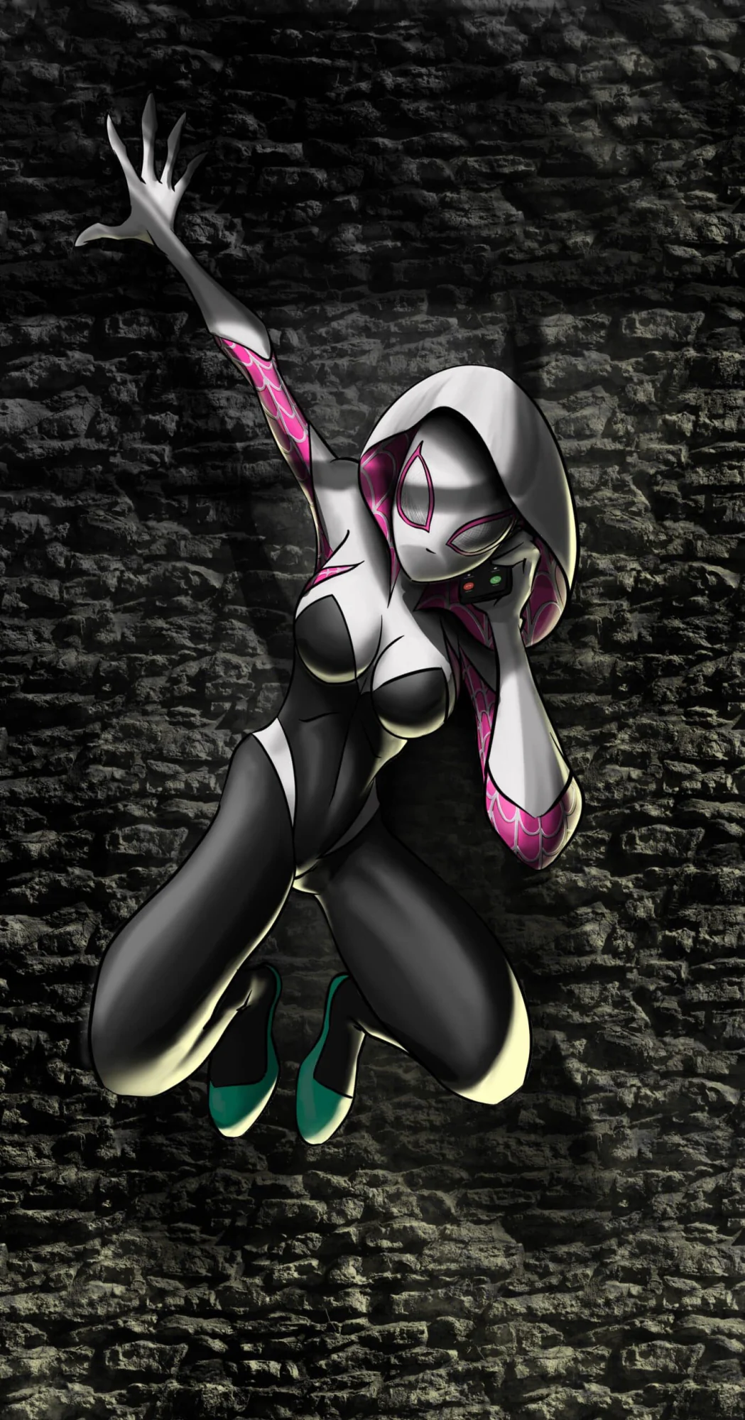 Spider-Gwen plaquée à un mur de pierre, une main agrippée, l'autre tenant un téléphone à l'oreille. Tableau en caisse américaine.